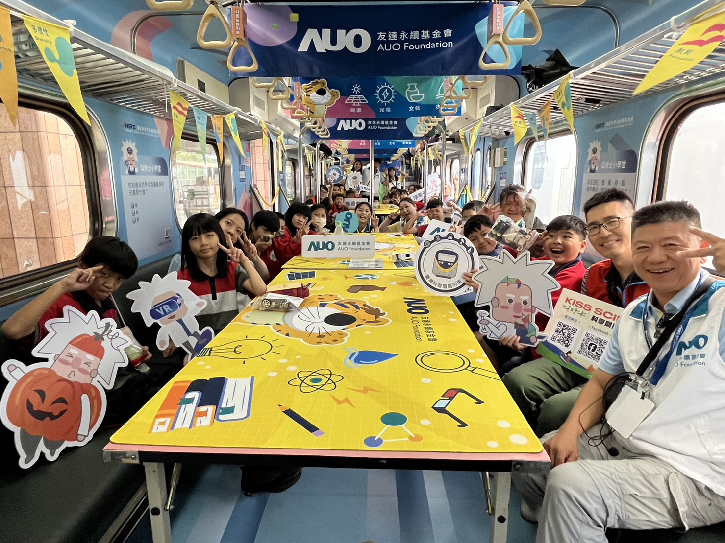 永續基金會參與「臺灣科普環島列車」，設計基礎科學車廂課程，以「淨零碳排和永續能源」為主題，讓學生透過創意實驗認識淨零知識，以及思考生活中的減碳行為