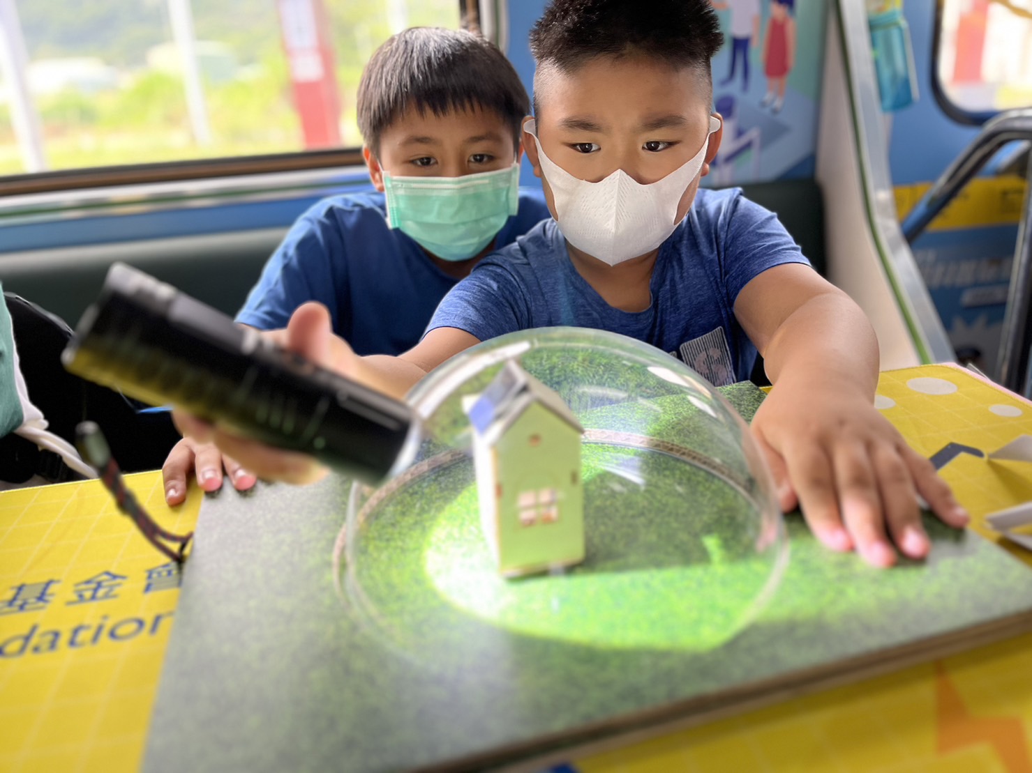 參與基礎科學主題車廂，以STEAM教學精神，設計「逐日科學家」、「太陽能工程師」以及「淨零建築師」三大能源科普課程和實驗