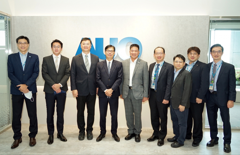 光電前進亞灣成立「AUO解決方案研發中心」，作為多元場域解決方案研發及試驗場域（圖中左為高雄市長陳其邁、圖中右為光電董事長彭双浪）